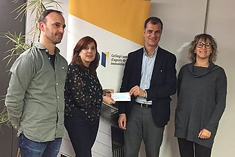 Pere Gisbert and Anna Sunyer, in respresentation of The Resilis Foundation receiving the award from the representatives of the API school
